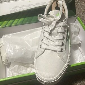 NWT Cariuma Canvas Shoes